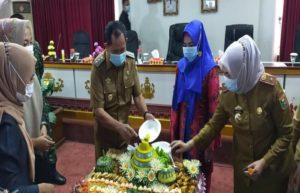 Peringati Hari Ibu ke-92, Bupati Dewi Handajani Potong Tumpeng dan Santuni Anak Yatim