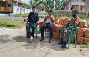 Babinsa Koramil 426- 04 Banjar Agung, Meski Pandemi covid 19 Ajak Warga Tetap Siskamling