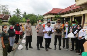 Polres Tulang Bawang, Baznas dan Pokdar Kamtibmas Serahkan Bantuan Kepada 50 Orang Warga