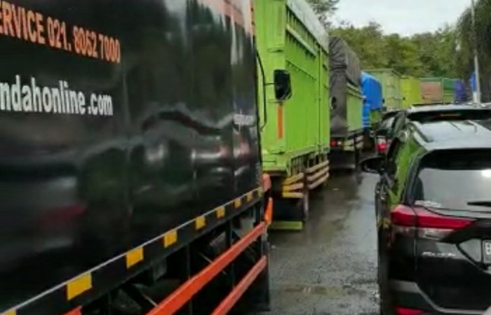 Antrian Panjang   Kendaraan Mulai Keluar Tol Menuju Menuju Pelabuhan Merak Capai 7 Km