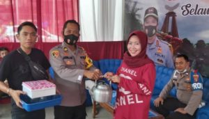 Apresiasi Warga Pasar Unit-2 Beri Bingkisan Kepada Petugas Pospam Nataru
