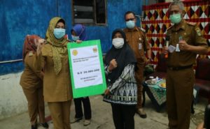 Bupati Dewi Handajani Serahkan Bantuan Sapi dan Bantuan Modal