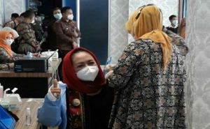Sejumlah Pejabat  Provinsi Lampung Mengawali Penyuntikan Vaksin covid 19