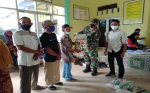 Babinsa Koramil 426-01 Mesuji Lakukan Pendampingan Penyaluran Raskin
