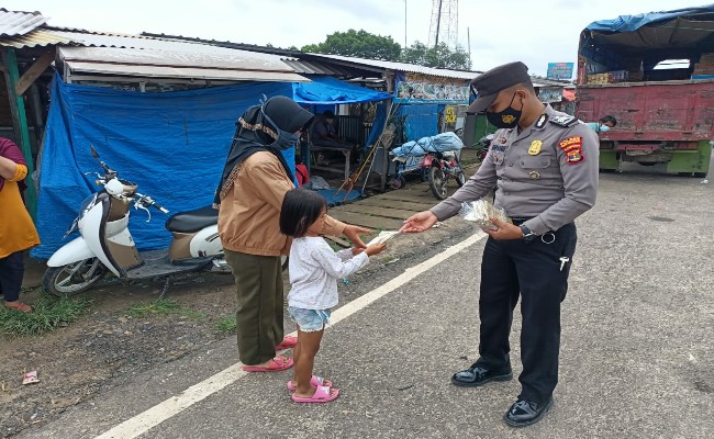 Operasi Yustisi, Polres Tulang Bawang Barat Bagikan Masker