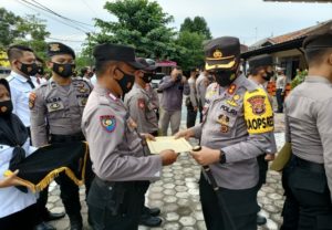 13 Anggota Polres Tulang Bawang Barat Mendapat Penghargaan