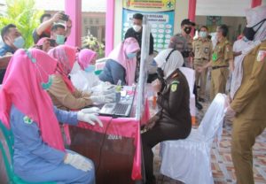 Kick off Vaksinasi Covid-19  Tulang Bawang Diikuti Para Pejabat