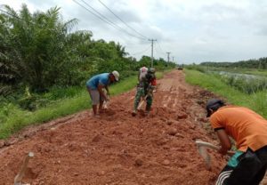 Curah Hujan Tinggi Jalan Panggung Mulyo Rawapitu Rusak Babinsa Turun Tangan