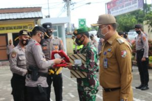 Kapolres Tulang Bawang Barat Beri Penghargaan Kepada Danramil dan Camat