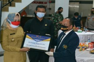 Bupati Tulang Bawang Hj. Winarti Meraih Anugrah Tjindarboemi dari PWI Lampung