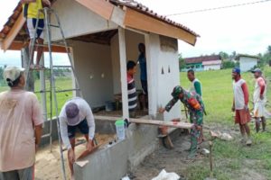 Babinsa Koramil 426-03 Rawajitu Bersama Warga Bangun Pos Ronda