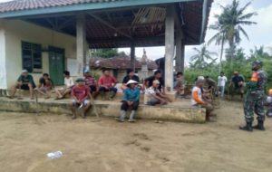 Babinsa Banjar Agung Serda Suranto Ajak Warga Masyarakat Menggunakan Masker