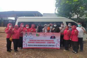 Bupati  Dewi Handajani Melepas Rombongan YJI Tanggamus  Mengobati  Azril Berobat   Ke RS Harapan Kita Jakarta
