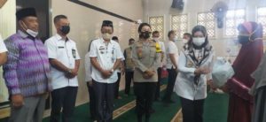 Bupati Dewi Handajani Bersama Wakapolres Tanggamus Kompol Heti Beri  Bantuan  Mualaf