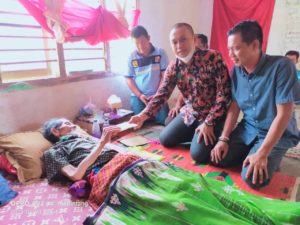 Komunitas Jumat Berbagi Lampung Utara Bantu Seorang Kakek yang Sakit Keras