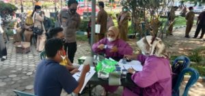 Polres dan Dinas Kesehatan Kabupaten Lampung Utara Gelar Lapak Vaksinasi Massal Covid-19