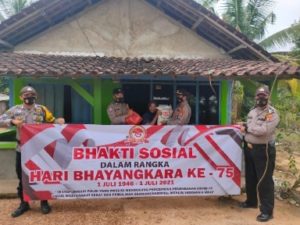 Jelang Hari Bhayangkara ke 75, Polres Lampung Utara Bagikan Sembako ke Warga