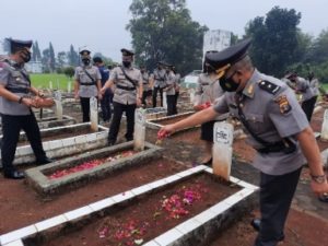 Hari Bhayangkara Ke – 75, Kapolres Lampung Utara Pimpin Ziarah dan Tabur Bunga di TMP Kotabumi