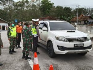 Dalam Rangka PPKM, Babinsa Bersama Polri Lakukan Pos Penyekatan Di Exit Tol Km-240 Simpang Pematang