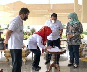 Bupati Tanggamus Terima Penyerahan Jembatan Gantung dari Kementerian PUPR