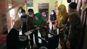 Bupati Dewi Handajani Kunjungi dan Beri Bantuan Warganya Sedang Sakit