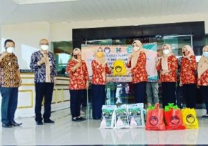 Bupati dan DWP Kabupaten Tanggamus Beri Bantuan Pegawai Terpapar Covid-19