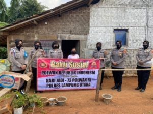 Polwan Polres Lampung Utara Bagi Sembako untuk Warga Terdampak Covid