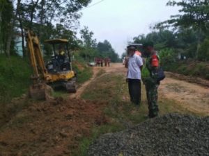 Pelda Ilyas Bersama Kades Kejadian Bangun Parit Hadapi Banjir