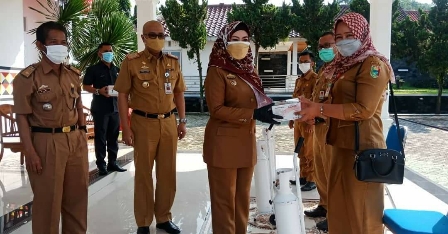 Bupati Tanggamus Serahkan Bantuan Tabung Oksigen Untuk Bidan Desa
