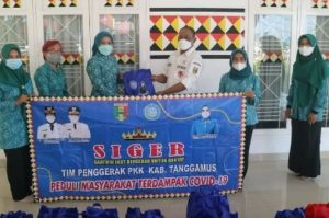 Ketua TP-PKK Tanggamus Serahkan Bantuan Untuk Warga Isoman