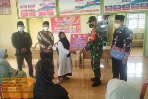 Anggota Koramil 426-04 Pantau Penyaluran BLT-DD