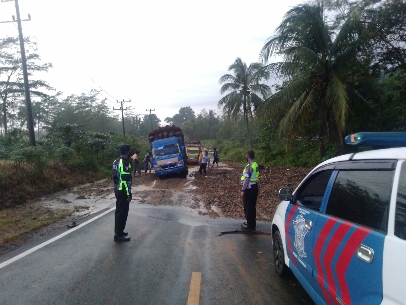 Personel Gabungan Polres dan Polsek Rayonisasi Siaga di Lokasi Banjir Longsor Jalinbar
