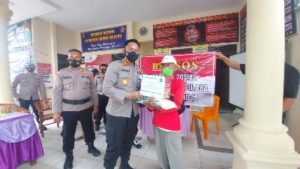 Kunker Kapolres Lampura ke Polsek disertai Pembagian Bansos untuk Warga Terdampak Covid