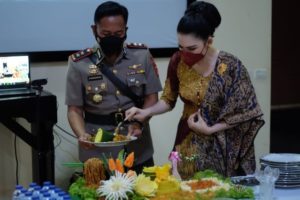 Kapolres dan Ketua Bhayangkari Lampung Utara Potong Tumpeng di Hari Jadi Polwan ke 73