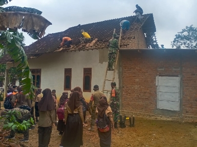 Koramil 426-01 Mesuji Bantu Korban Puting Beliung