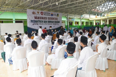 Polres Tulang Bawang Gelar Vaksinasi  di Tiga Pondok Pesantren