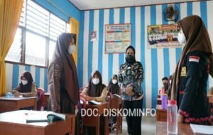 Bupati Tulang Bawang Tinjau Pelaksanaan PTM SMP dan Vaksinasi di Puskesmas