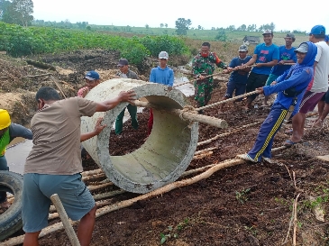 Antusias Warga Gotong Royong Bersama Satgas TMMD ke-112