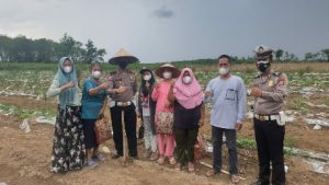 Operasi Patuh, Satlantas Polres Tubaba Bagikan Bansos dan Masker