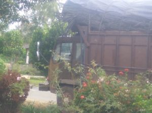 Muatan Truk Fuso Nyangkut Kabel Listrik Rumah Warga