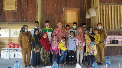 Bupati Tubaba Umar Ahmad Santuni Anak Yatim Orangtuanya Korban Covid-19