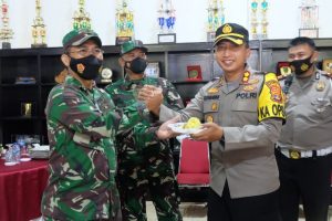 HUT TNI ke-76, Personel Polres Lampung Utara Datangi Mako TNI