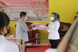 Program BMW, Bupati Tulang Bawang Serahkan Bantuan Bedah Rumah