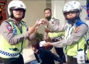 Polantas Polres Lampung Utara Jeli, Pengendara Bawa Sabu dan Sajam Mereka Bekuk
