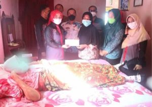 Ketua Koordinasi LKKS Tanggamus Bakti Sosial Beri Bantuan Warga Tertimpa Musibah