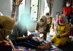 Bupati Tanggamus Kunjungi Dan Beri Bantuan Warganya Yang Sakit