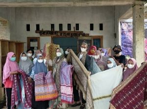 Ketua Dekranasda Lampung Bersama Desainer Didiet Maulana Kunjungi Pengrajin Tenun Lampung