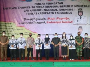 Bupati Tanggamus Hj Dewi Handajani menghadiri Puncak Peringatan Hari Guru Nasional