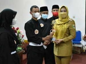 Bupati Dewi Handajani Beri Penghargaan Atlet Pencak Silat Yang Berprestasi Di POPDA Lampung