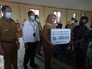 Bupati Dewi Handajani Serahkan Bantuan Untuk Anak Disabilitas dan Lansia Terlantar